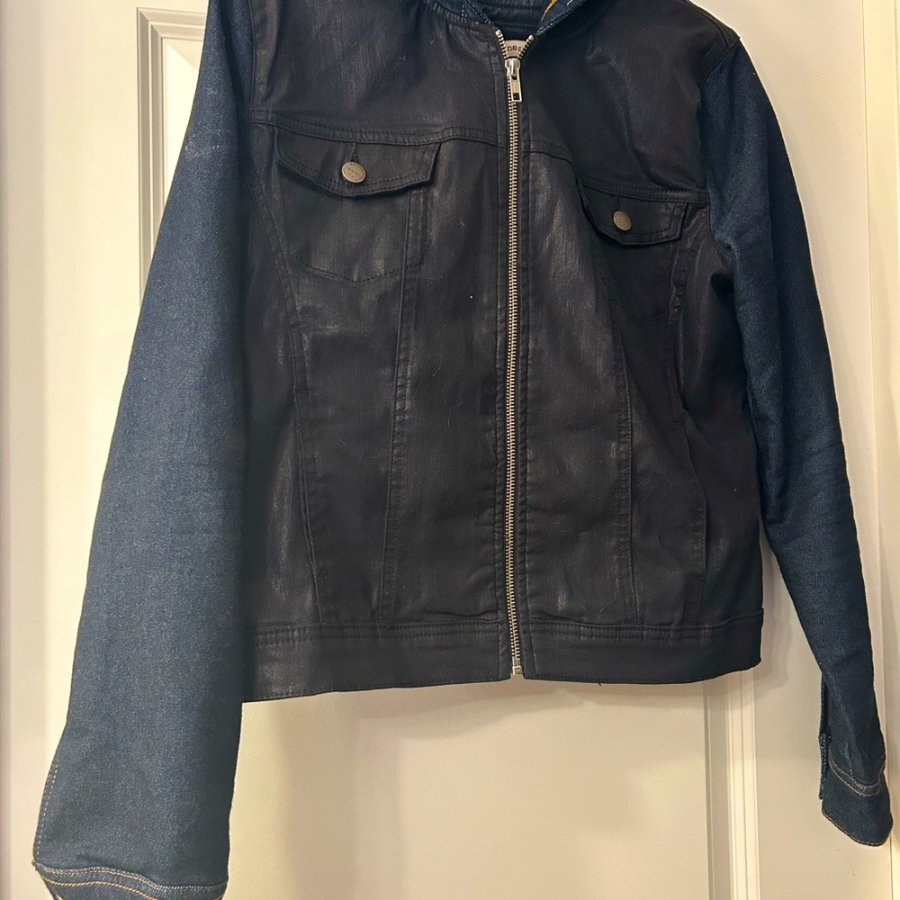 Unique find 💎Large hooded jacket with fleece sleeves and black denim vest.